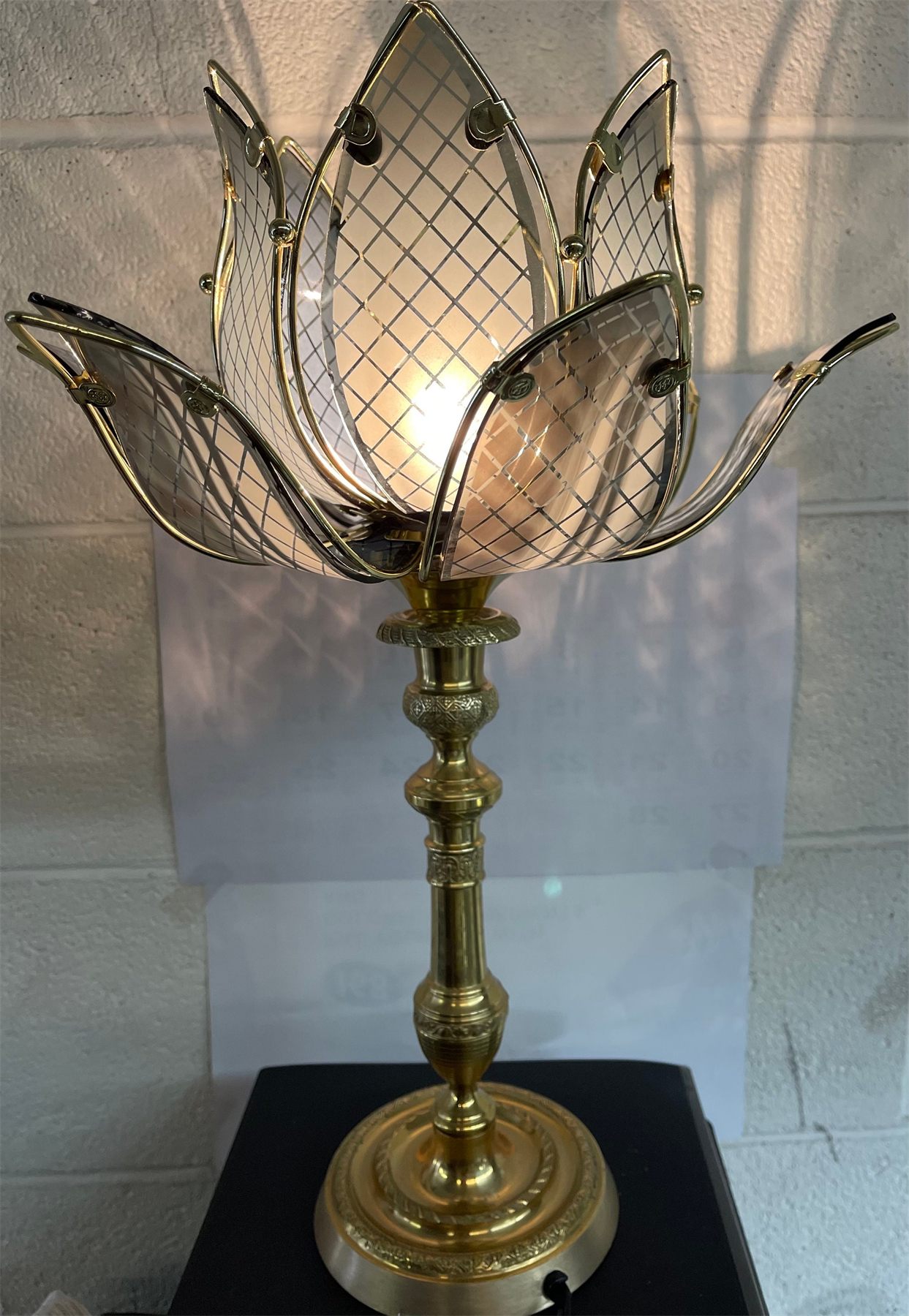 Decorative lotus-style lamp in a brass finish